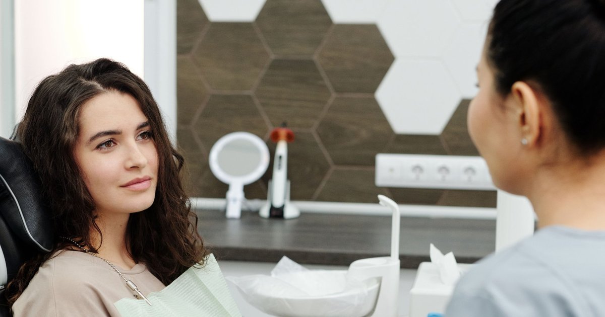 Patient talking with a dentist about how to choose a dental insurance plan